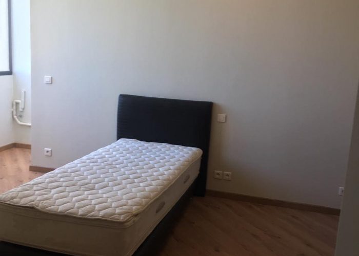 Image annonce: Lit simple sommier matelas tête de lit