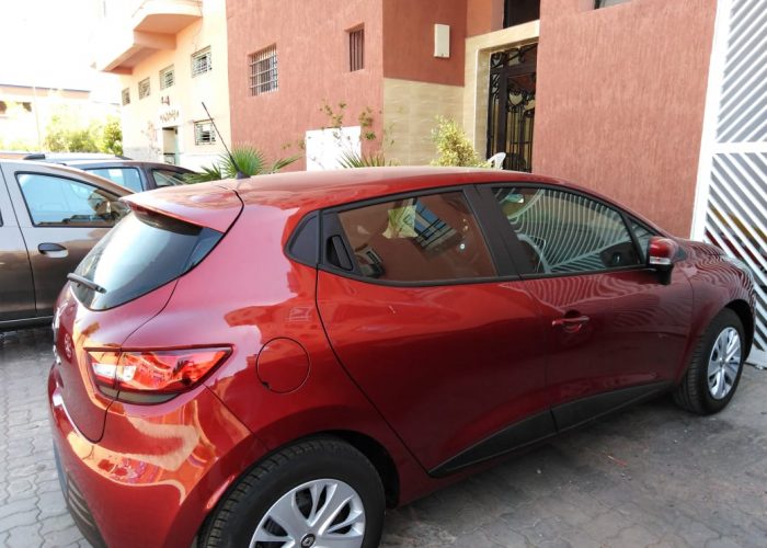 Image annonce: Location voiture Clio 4 diesel gris noir et rouge