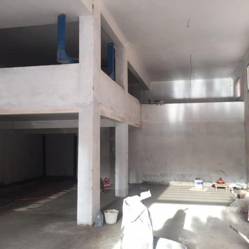 Annonce: magasin commercial bien placé sur une route principale de 30m de 102m2