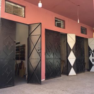 Annonce à vendre  3 commerciaux avec 4 portes 2 façades fonds de commerce bien placé