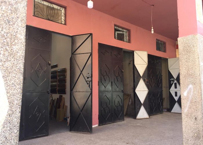 Image annonce: à vendre  3 commerciaux avec 4 portes 2 façades fonds de commerce bien placé