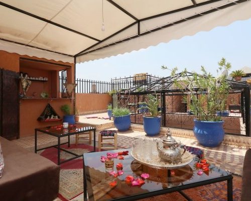 Annonce: à vendre Magnifique Riad au quartier kennaria (quartier près de la place)