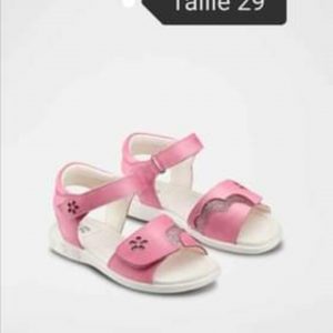 Annonce Sandale pour fille.. Marque Bata