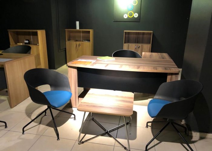 Image annonce: Des bureaux et des chaise de luxe