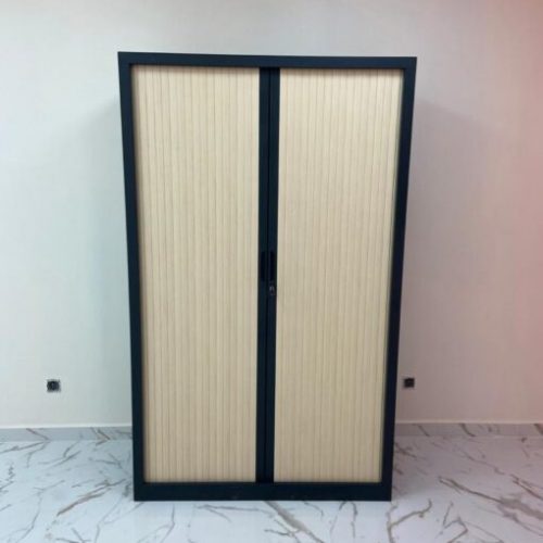 Annonce: Armoire haute gris anthracite rideaux clair