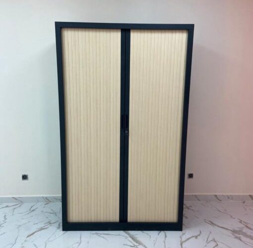Image annonce: Armoire haute gris anthracite rideaux clair