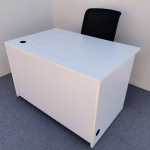 Annonce Bureau droit blanc avec rangement matériel informatique