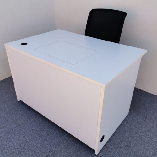 Annonce: Bureau droit blanc avec rangement matériel informatique