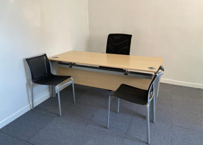 Image annonce: Bureau droit 180x80cm Haworth et support plaque