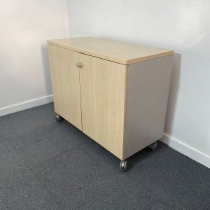 Annonce Armoire commode roulante porte Battante couleur frêne