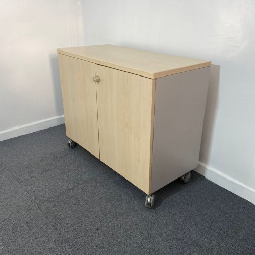 Annonce: Armoire commode roulante porte Battante couleur frêne