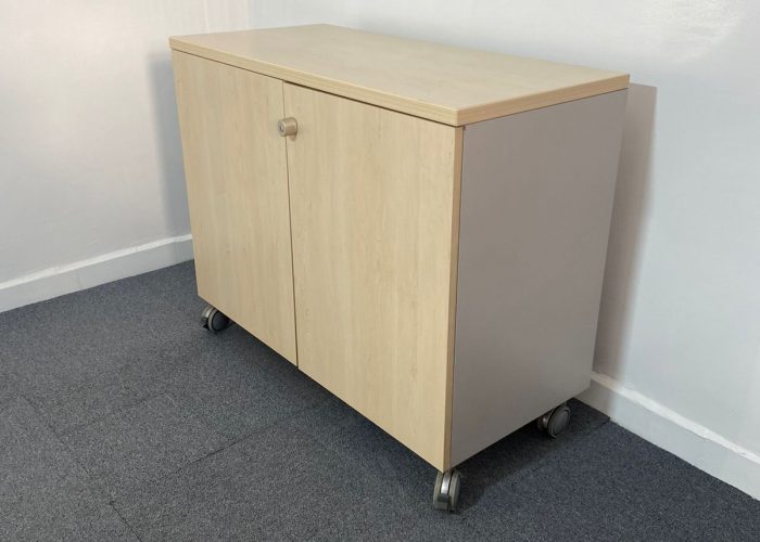 Image annonce: Armoire commode roulante porte Battante couleur frêne