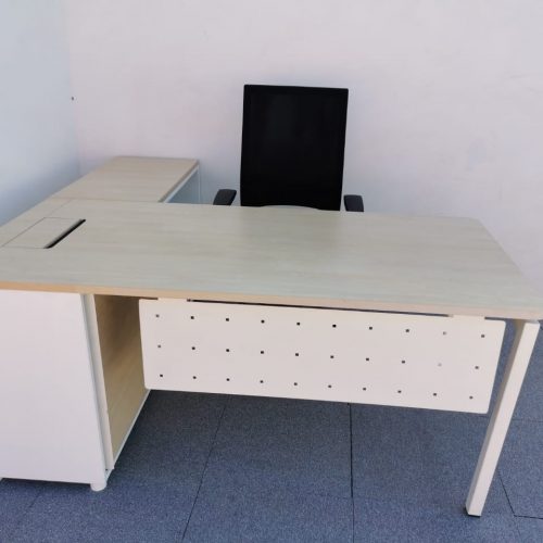 Annonce: Bureau d'angle avec armoire et passe câble Steelcase
