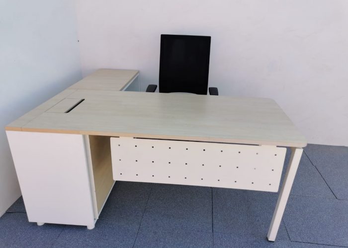 Image annonce: Bureau d’angle avec armoire et passe câble Steelcase