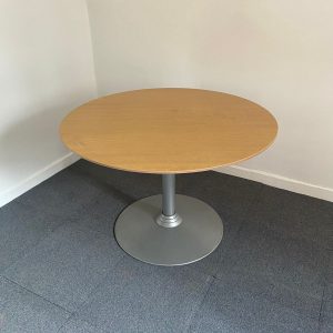 Annonce Table ronde Steelcase couleur chêne massif 120cm