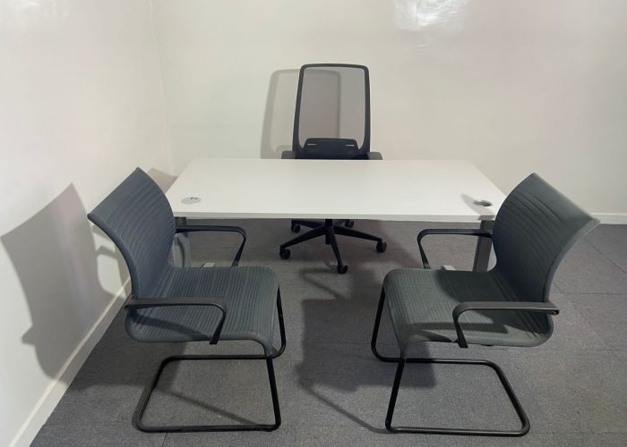 Image annonce: Bureau droit 180x80cm blanc avec passe câble Eurosit