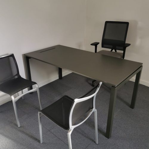 Annonce: Bureau droit Dynamobel avec trappe câble 160x80cm