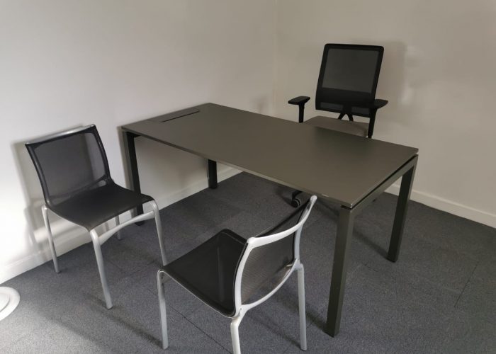 Image annonce: Bureau droit Dynamobel avec trappe câble 160x80cm