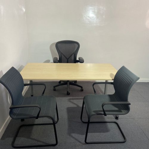 Annonce: Bureau droit Haworth chêne 160x80cm passe câble
