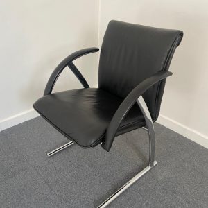 Annonce Fauteuil visiteur en cuir noir pour bureau de direction