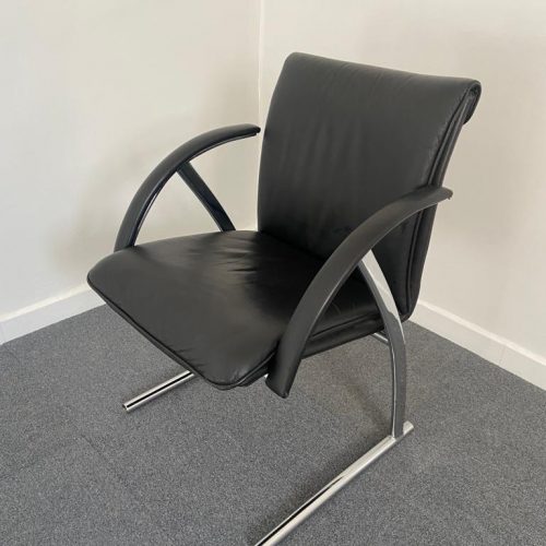 Annonce: Fauteuil visiteur en cuir noir pour bureau de direction