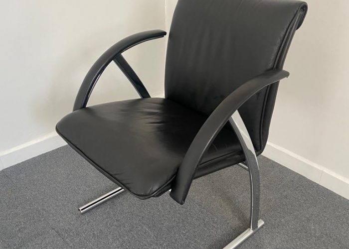 Image annonce: Fauteuil visiteur en cuir noir pour bureau de direction