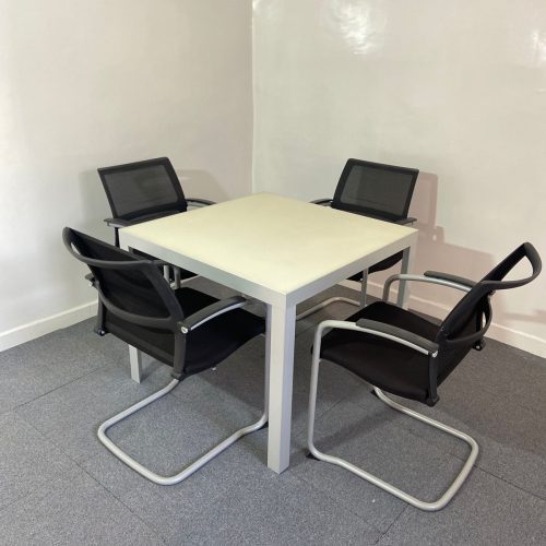 Annonce: Table de réunion carrée Naos système Unifor 90x90cm en verre