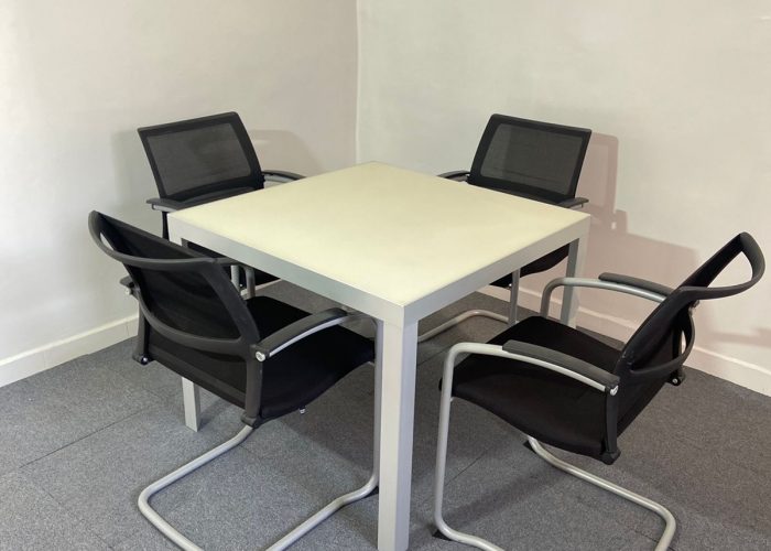 Image annonce: Table de réunion carrée Naos système Unifor 90x90cm en verre