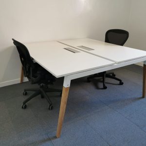 Annonce Bureau Bench 160x160 Cm piétement finition bois