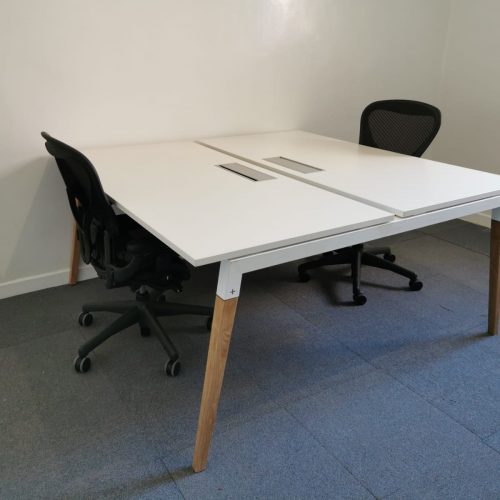 Annonce: Bureau Bench 160x160 Cm piétement finition bois