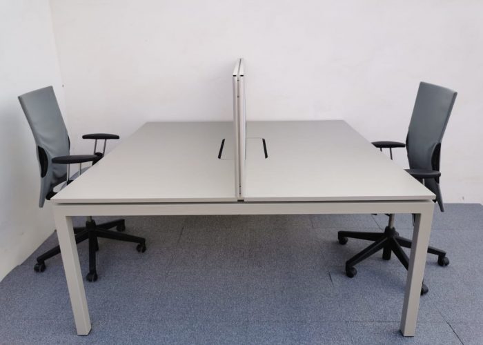 Image annonce: Bureau bench Dynamobel avec séparateur & passe câble
