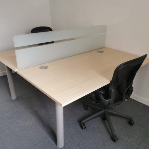 Annonce: Bureau bench Haworth séparation verre passe câble 160x160cm