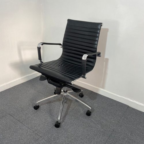 Annonce: Chaise à roulette simili-cuir chromé
