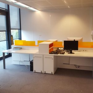 Annonce Bureau bench 4 postes avec caisson intégré avec séparateur
