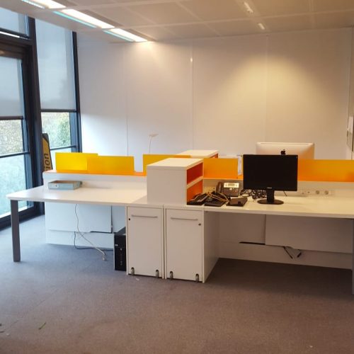 Annonce: Bureau bench 4 postes avec caisson intégré avec séparateur
