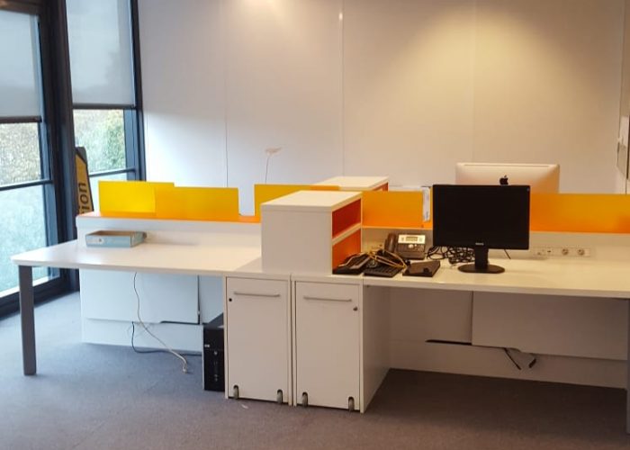 Image annonce: Bureau bench 4 postes avec caisson intégré avec séparateur