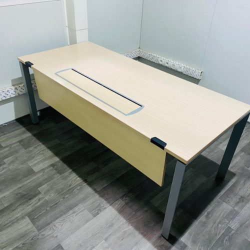 Annonce: Bureau droit Steelcase 180x80cm avec voile