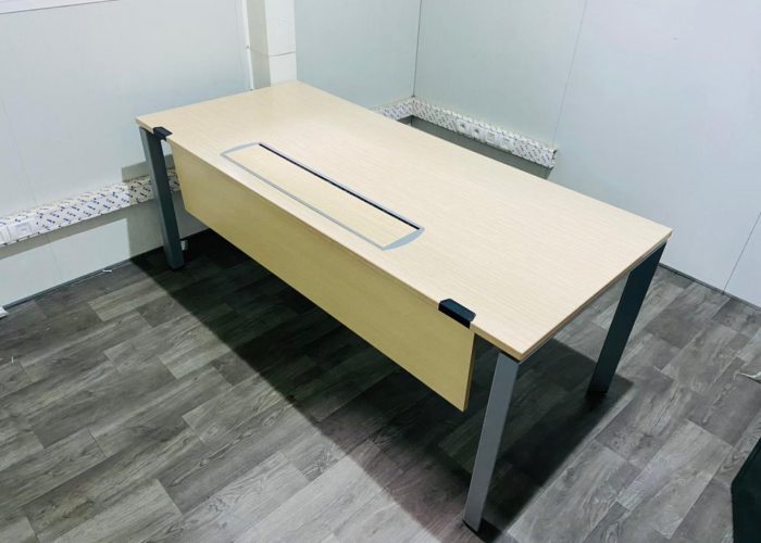 Image annonce: Bureau droit Steelcase 180x80cm avec voile