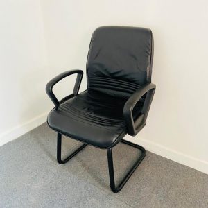 Annonce Fauteuil cuir noir accueil luge Strafor