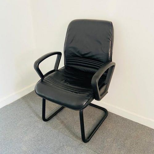 Annonce: Fauteuil cuir noir accueil luge Strafor