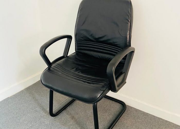 Image annonce: Fauteuil cuir noir accueil luge Strafor