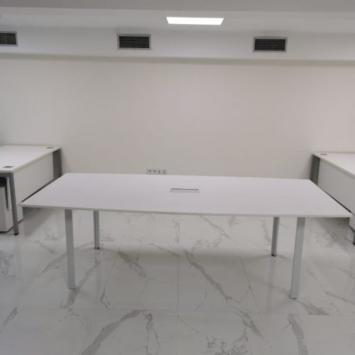 Annonce: Table réunion en blanc 240x110cm passe câble