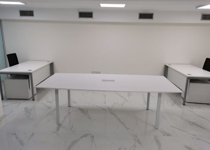 Image annonce: Table réunion en blanc 240x110cm passe câble