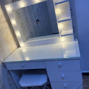 Annonce Commode très chic avec miroir Hollywood