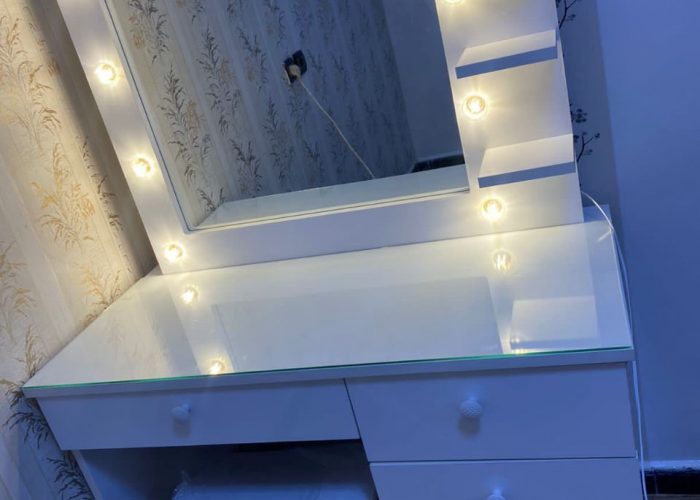 Image annonce: Commode très chic avec miroir Hollywood