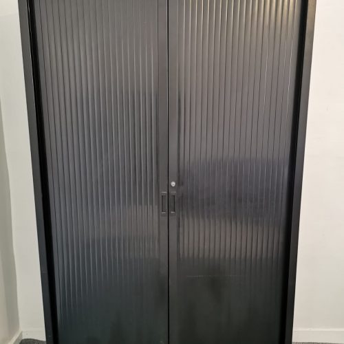 Annonce: Armoire haute noir Altro monobloc 120x200cm