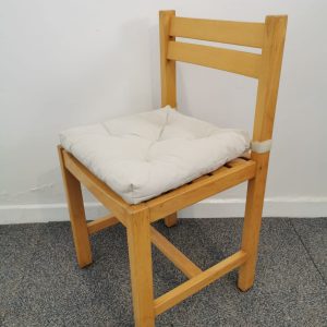 Annonce Chaise vintage en hêtre avec coussin