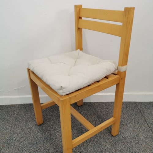 Annonce: Chaise vintage en hêtre avec coussin