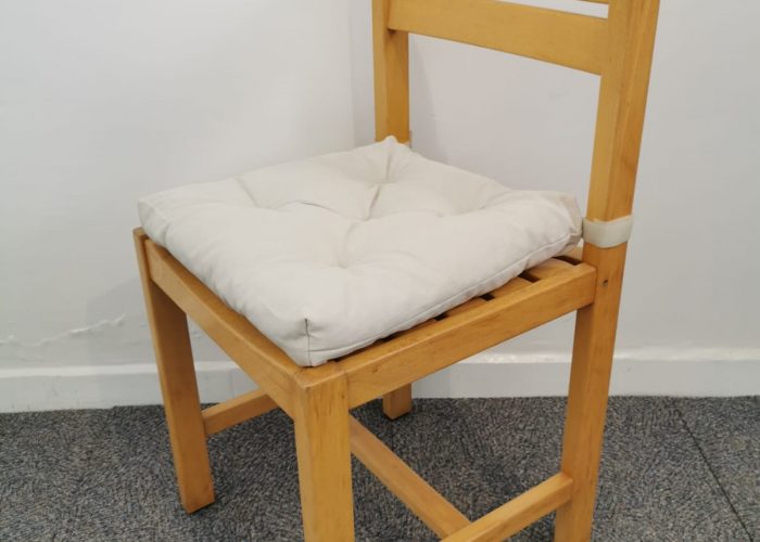Image annonce: Chaise vintage en hêtre avec coussin