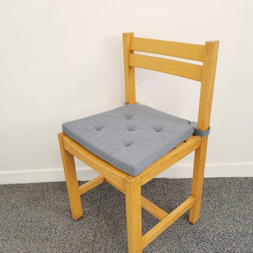 Annonce: Chaise vintage en hêtre avec coussin bleu